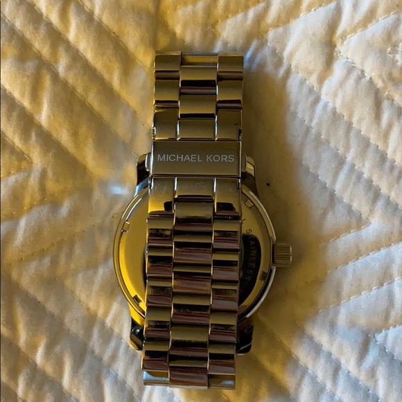 Barely worn oversized Michael Kors watch - Picture 3 of 7